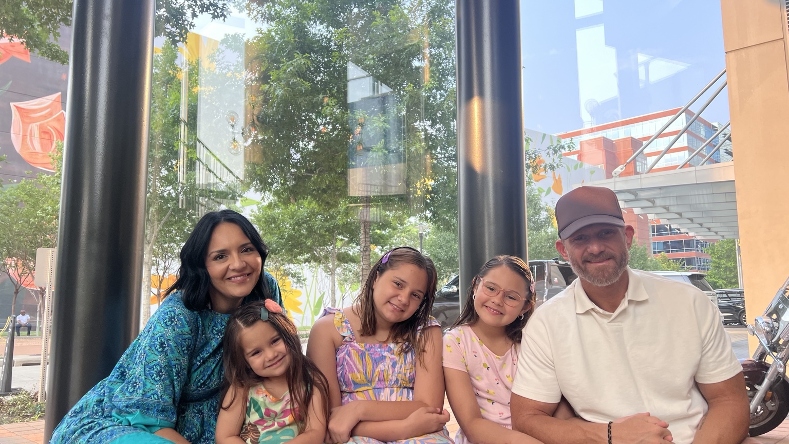 Justin, Melonie, and their daughters together